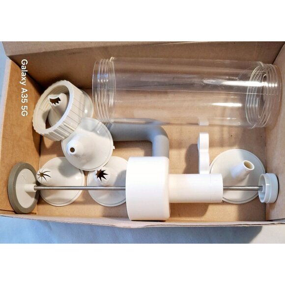 The Pampered Chef Easy Accent Decorator W/ Attachments For Cake & Pastry Decorat - Picture 6 of 6